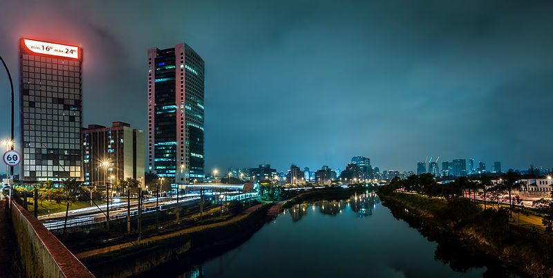 paisagem noturna da marginal do rio pinheiros na zona oeste de são paulo