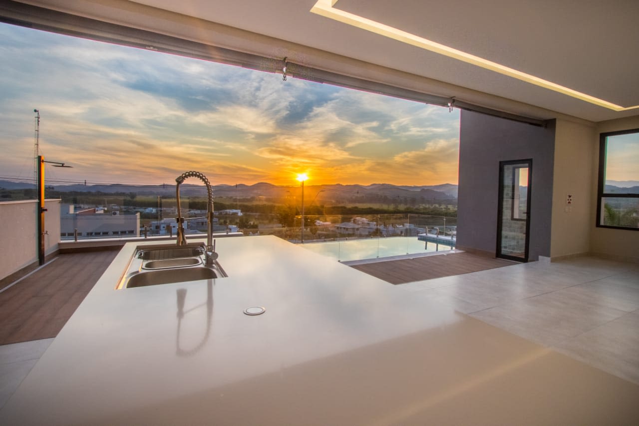 Visitando para comprar: veja o que avaliar no imóvel durante a visita.A imagem mostra um apartamento com vista do pôr-do-sol.