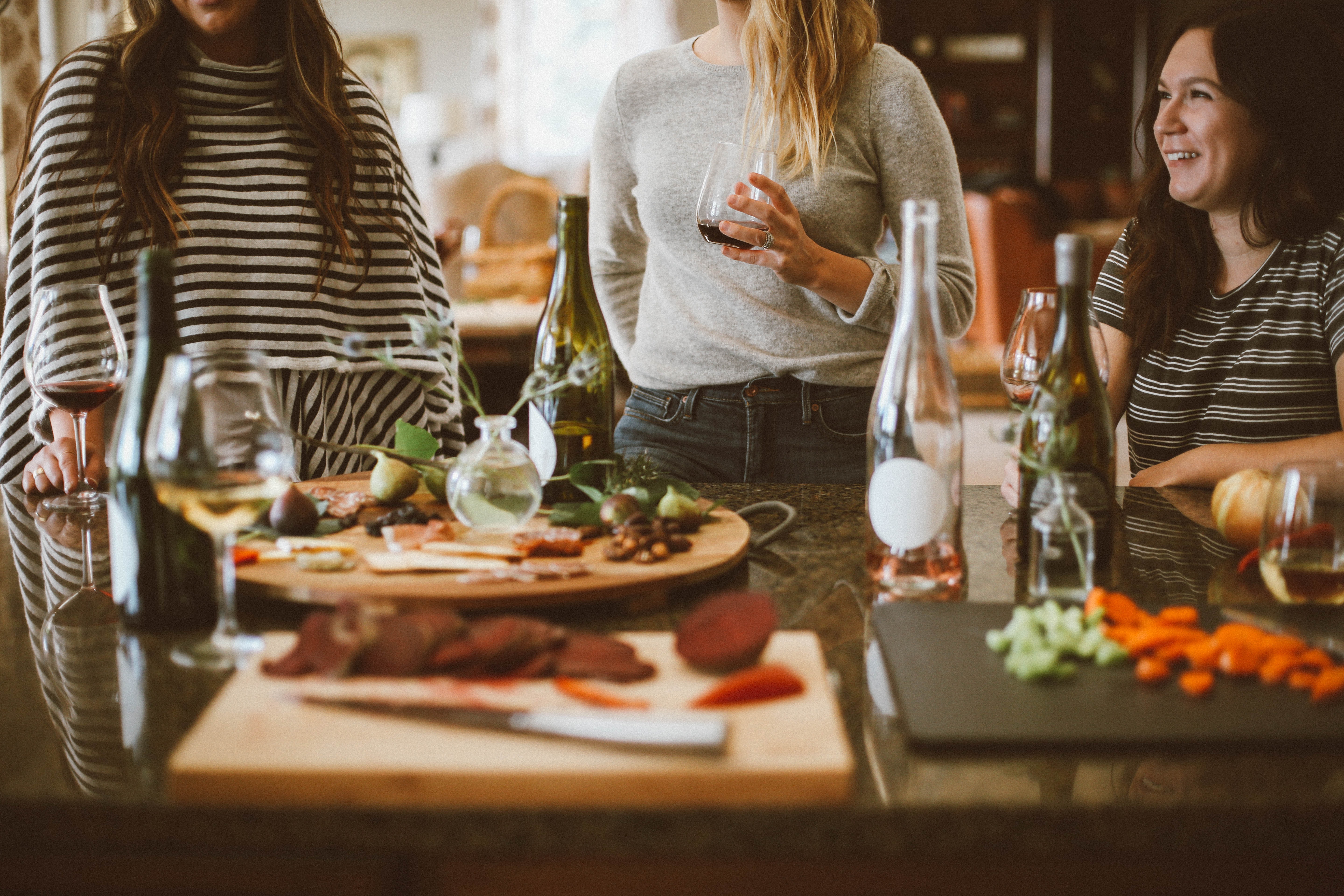 Chá de casa nova: mulheres preparando comida