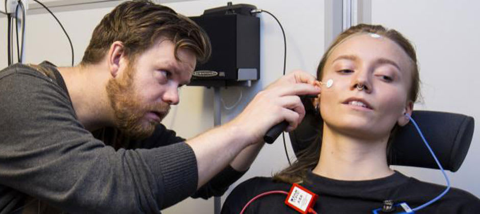 Audionomutbildning studenter på audionomutbildningenq genomför en undersökning