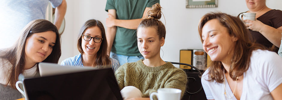 Digitaalisten palveluiden muotoilu Ihmisiä tietokoneen äärellä