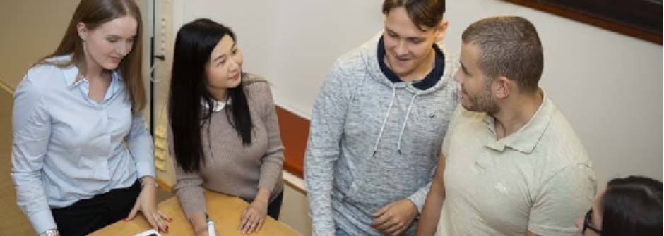 Degree Programme in Service Innovation and Design – blended learning I Laurea-ammattikorkeakoulu Ryhmä opiskelijoita tekee ryhmätyötä Laureassa