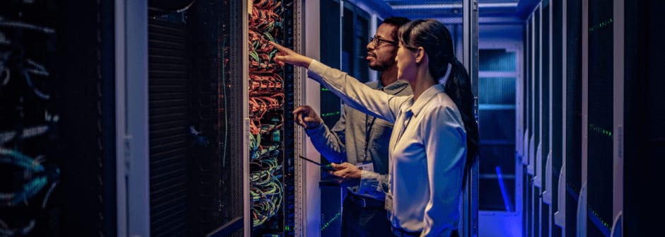 Tietojenkäsittelyn koulutus | Tradenomi | datacenter mies ja nainen datacenterissä