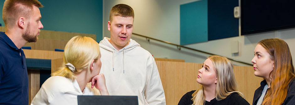 Degree Programme in Business Management – daytime studies / Laurea-ammattikorkeakoulu Kolme henkilöä keskustelee ja istuu sohvalla