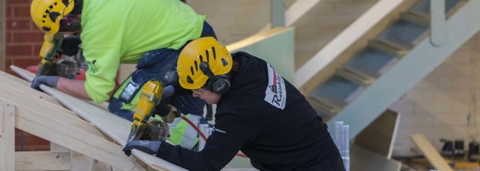 Careerian koulutukset Kaksi rakennusalan ammattilaista rakentamassa kattoa