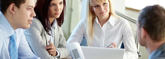 Kannattavuuslaskenta ja hinnoittelu Kaksi miestä ja kaksi naista läppärin äärellä