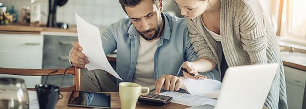 https://stakatemia.fi/tuote/oma-paaoma-ja-paaomalainat-tilinpaatoksessa/ Mies ja nainen katsovat yhdessä paperia