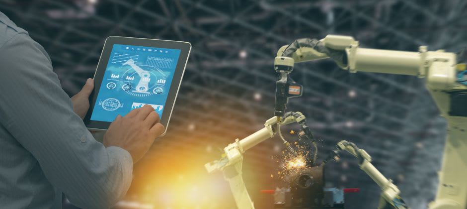 Automationsingenjör robot Man styr robot med iPad