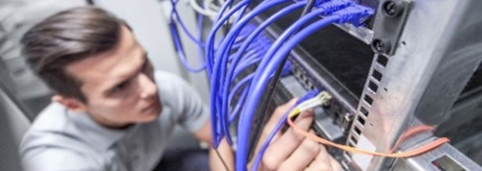 Tietoverkkoasentaja | Tieto- ja viestintätekniikan perustutkinto mies laittamassa johtoja