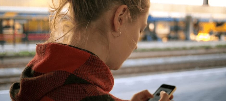 Hämeen kesäyliopisto Kuvassa tyttö puhelimella