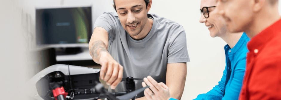 Bachelor of Engineering | Smart Automation robotiikan opiskelijoita