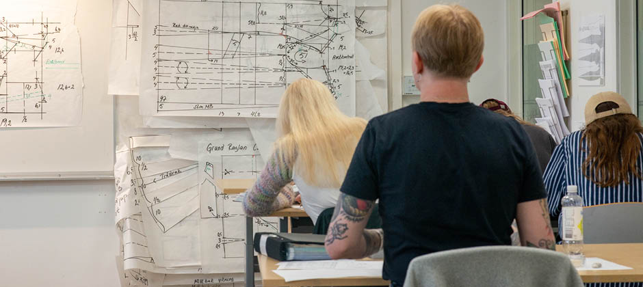 Studerande på kurs i mönsterkonstruktion