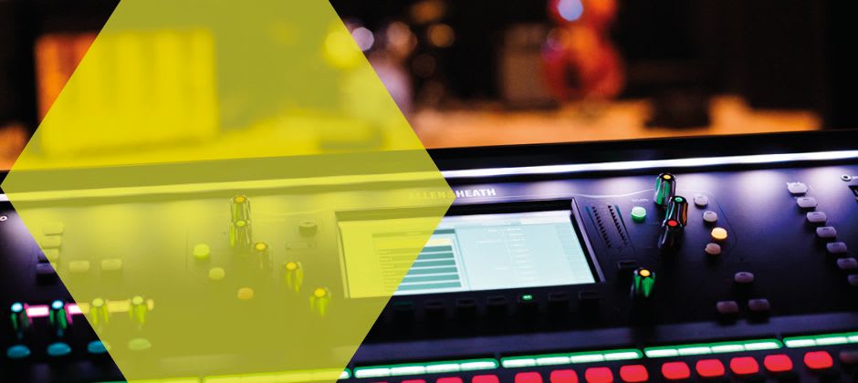 Ljud-, ljus och scentekniker Ett digitalt ljudbord i förgrunden och i bakgrunden en scen med instrument.