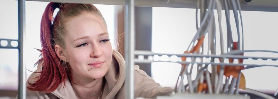 Sähköasentaja | Sähkö- ja automaatioalan perustutkinto, oppisopimuskoulutus sähköasentajatyttö