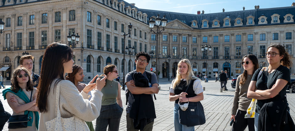 Studenter på ett torg i Paris