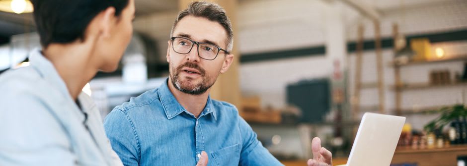 Muutosturvakoulutus Mies ja nainen keskustelemassa