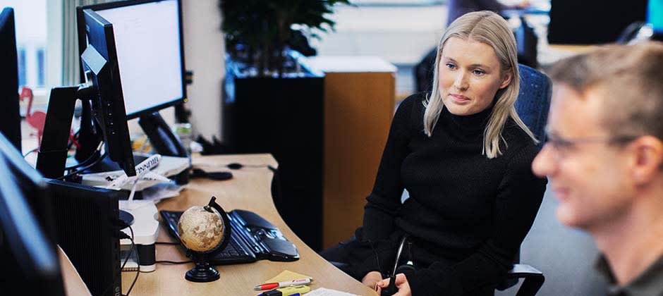två personer vid ett skrivbord