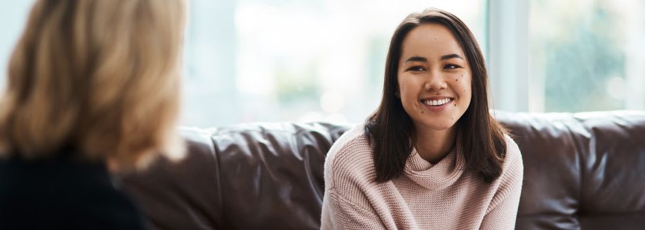 Seksuaaliterapeutti hymyilevä tyttö