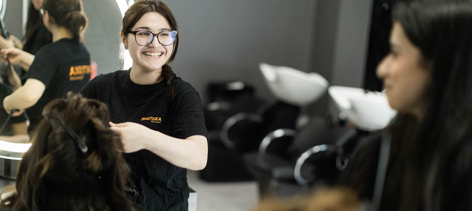 Frisör och stylist, Hår- och makeupstylist