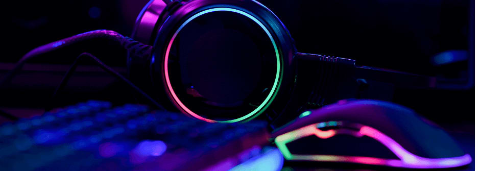 Degree Programme in Esports Business | full-time studies värikäs tietokoneen hiiri ja kuulokkeet