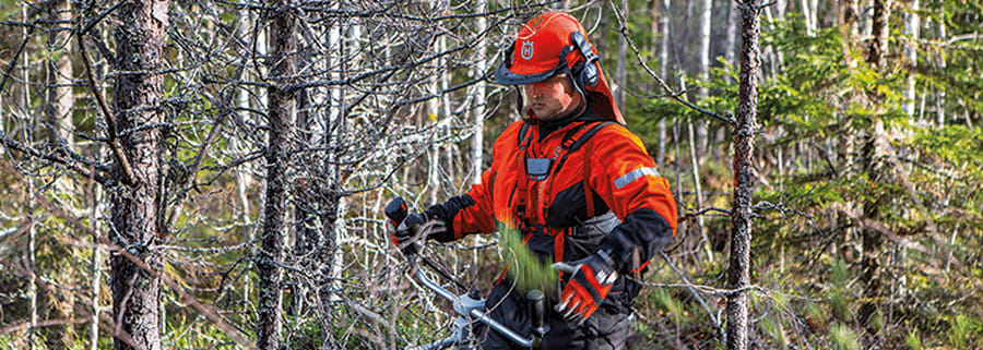 Metsäalan perustutkinto | metsuri-metsäpalvelujen tuottaja Metsuri-metsäpalvelujen tuottaja työskentelee metsässä.