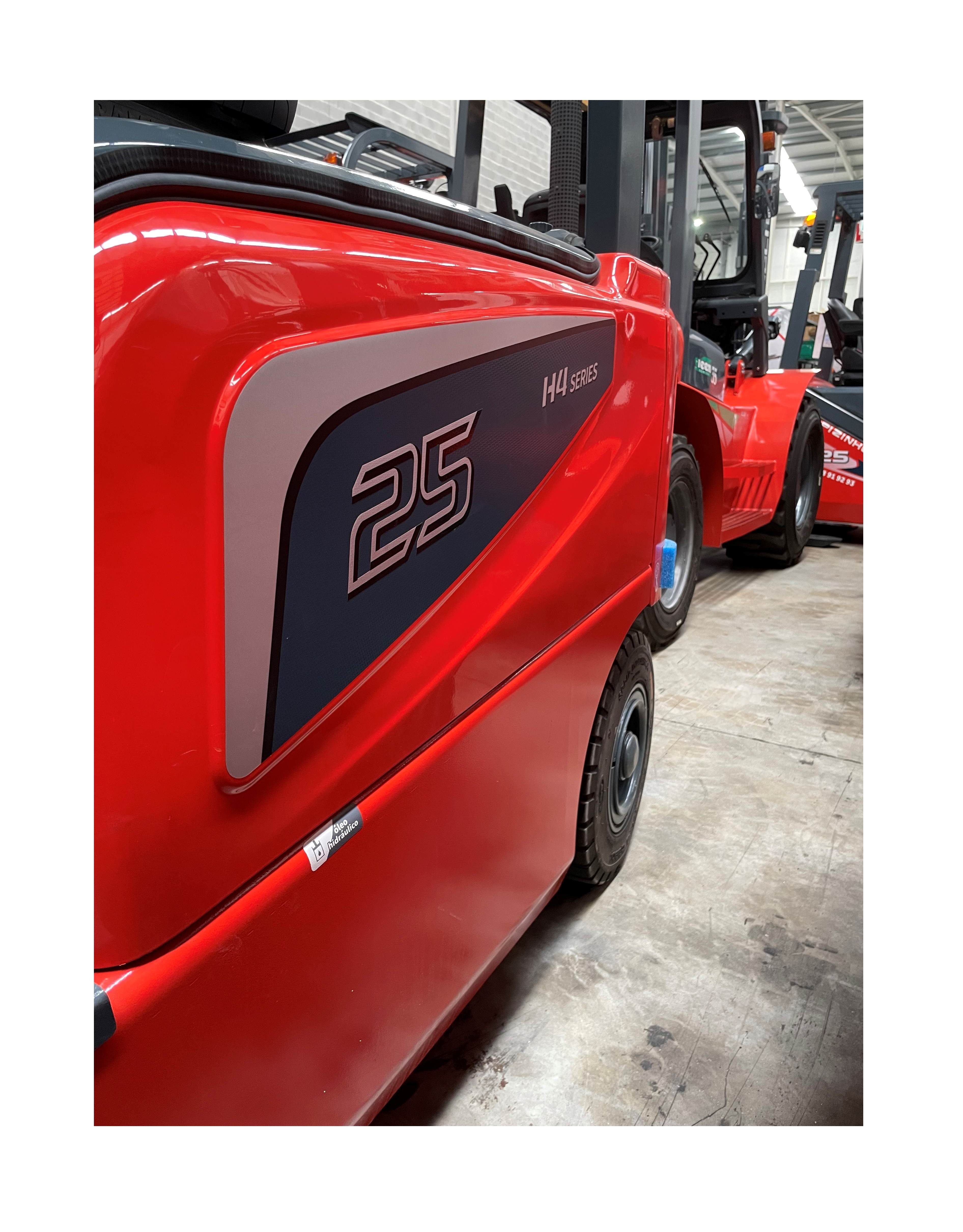 Na Empizinhos, garantimos a solução ideal com empilhadores modernos e eficientes para o seu negócio!