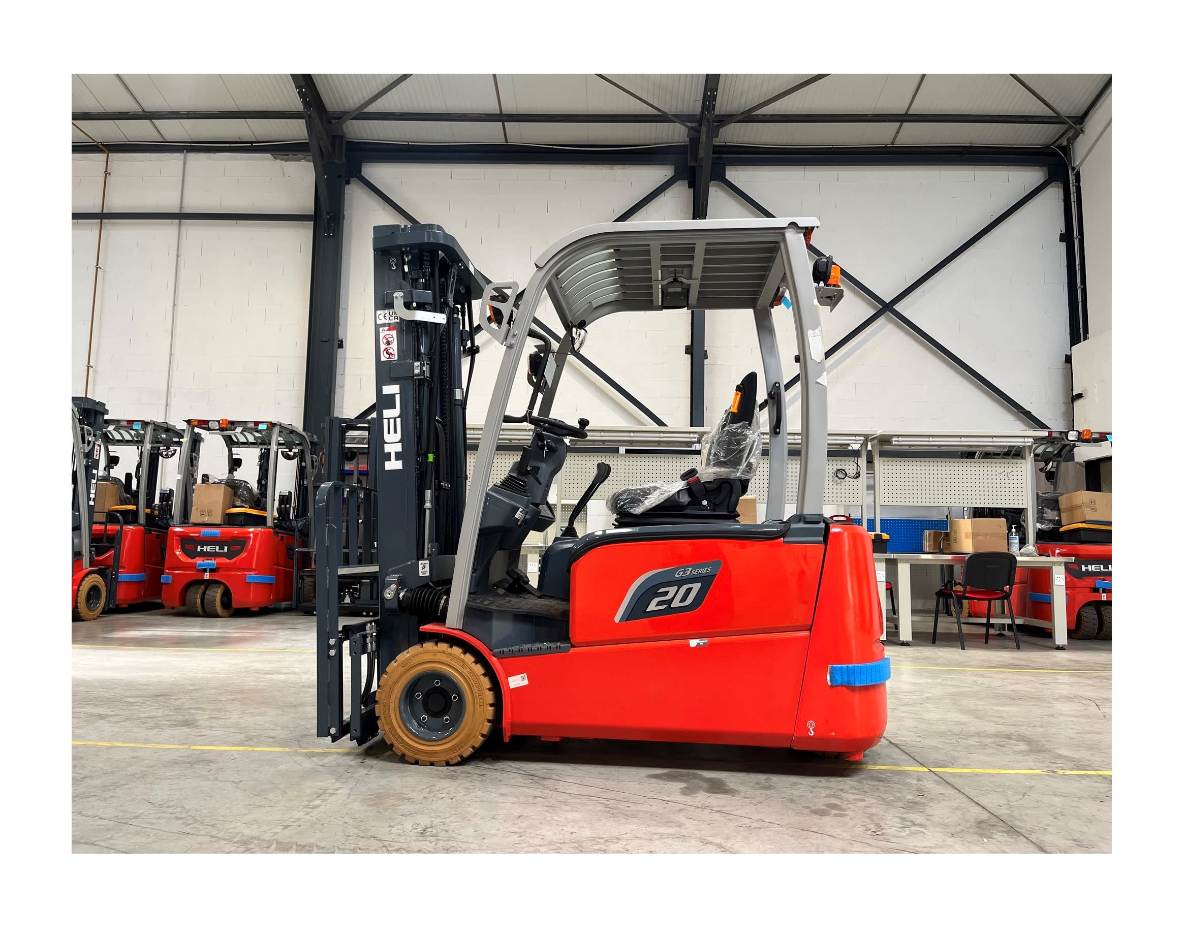 Empilhadores HELI série G3 oferecem alto desempenho e manobrabilidade em espaços industriais.