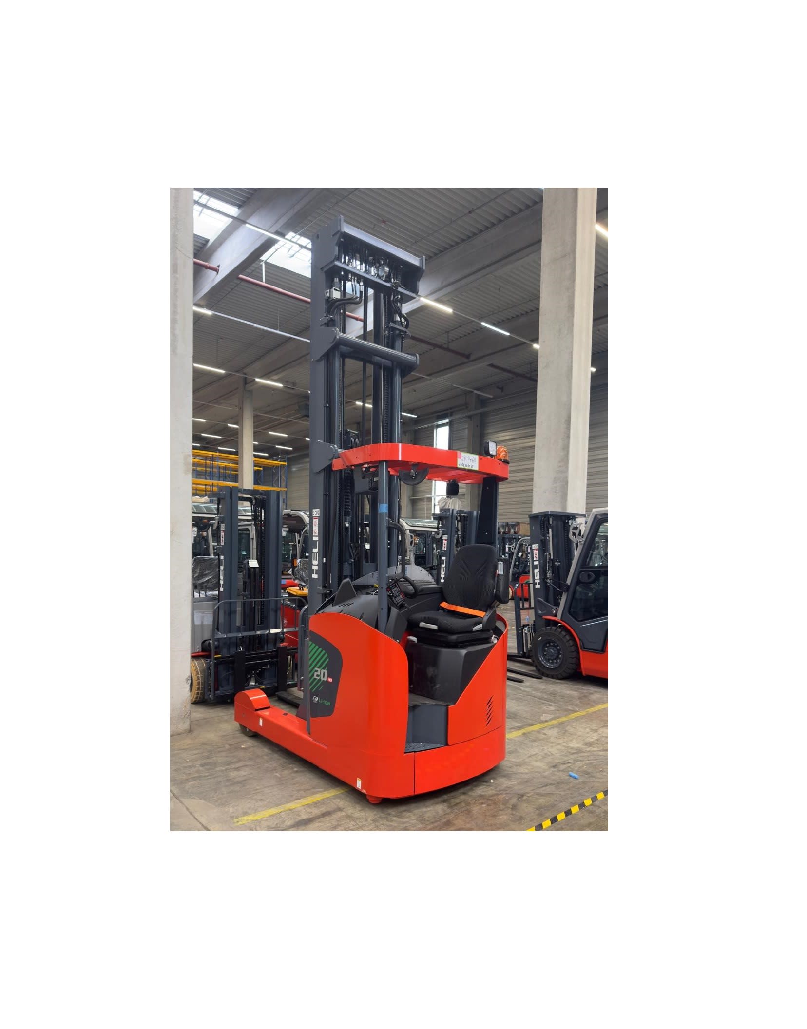 Eleve a eficiência do seu armazém com empilhadores retráteis de alto desempenho.