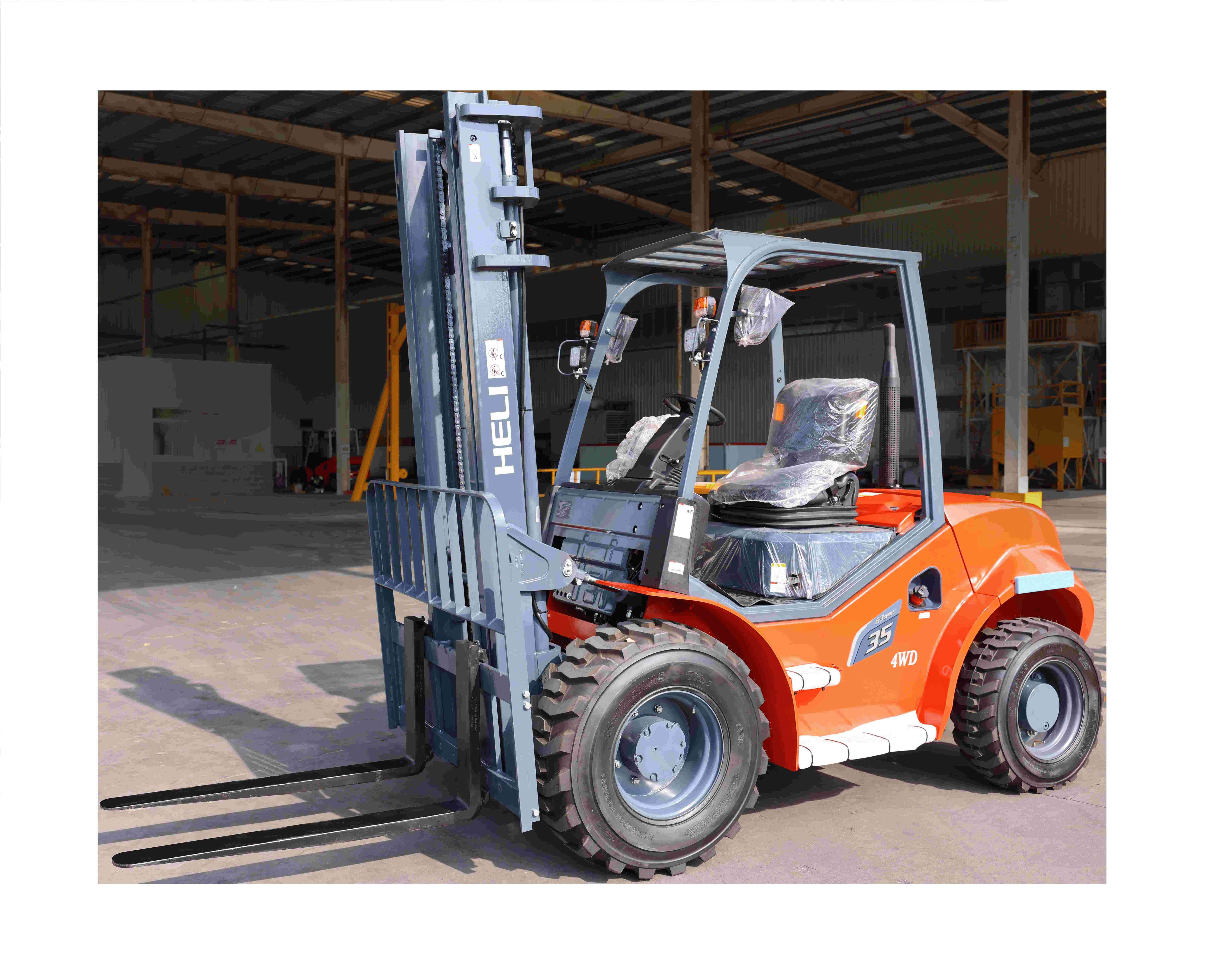 Com os empilhadores todo o terreno HELI, transporte cargas sem limites – robustez e desempenho onde precisar!