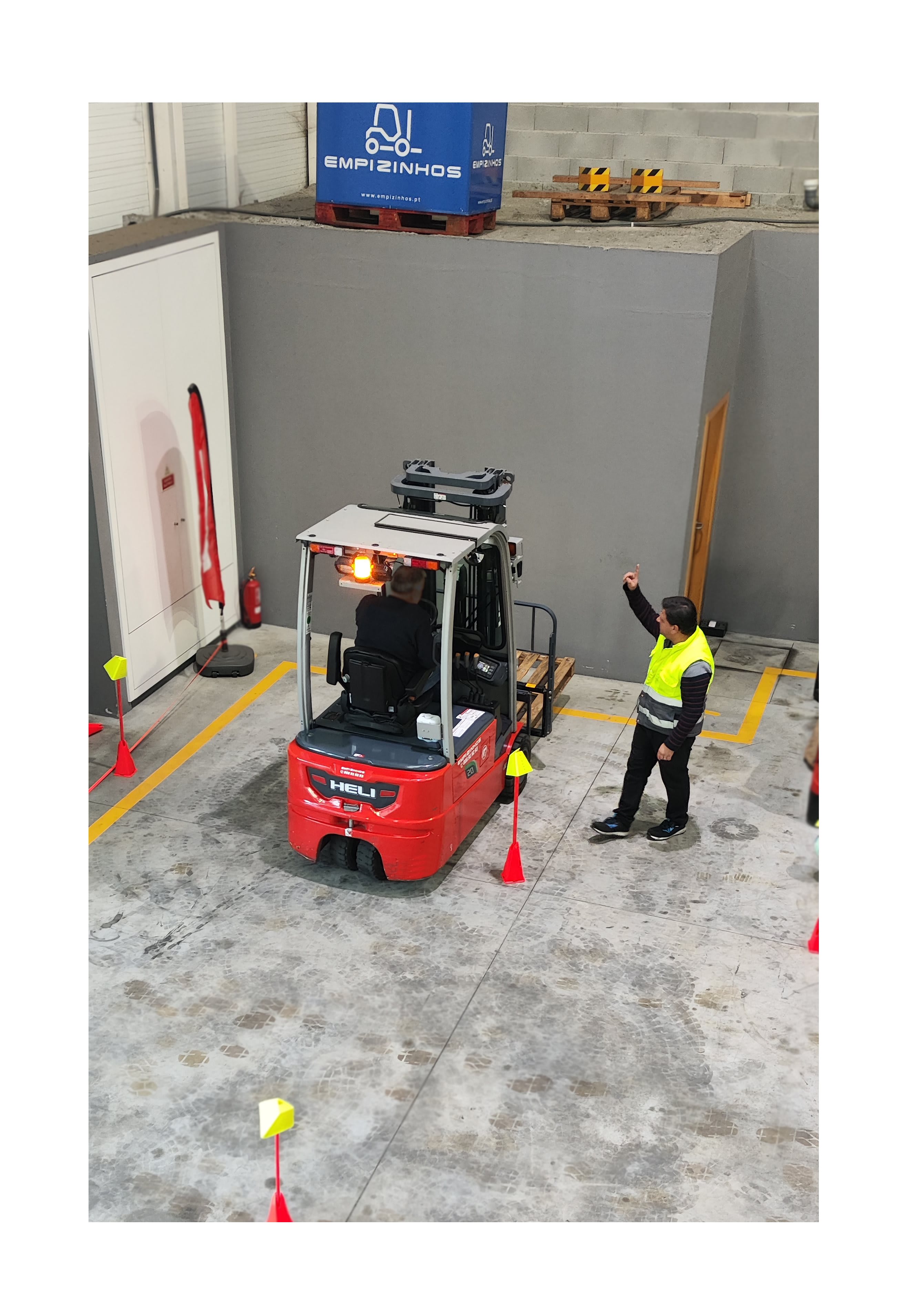 A Empizinhos proporciona certificação especializada para operadores de equipamentos de elevação e movimentação de cargas.