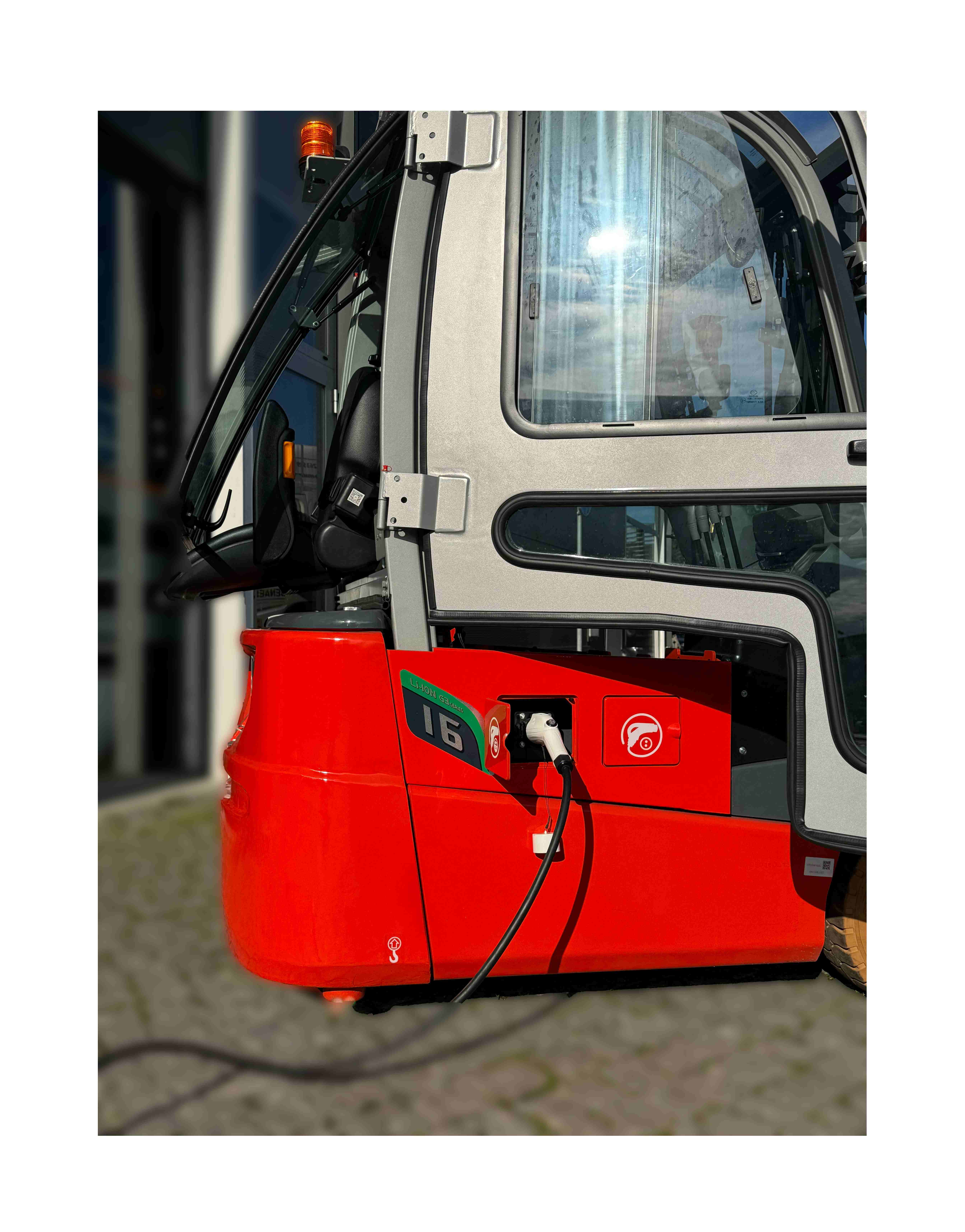 Empilhadores HELI série G3 de lítio, oferecem carregamento ágil e prático.
