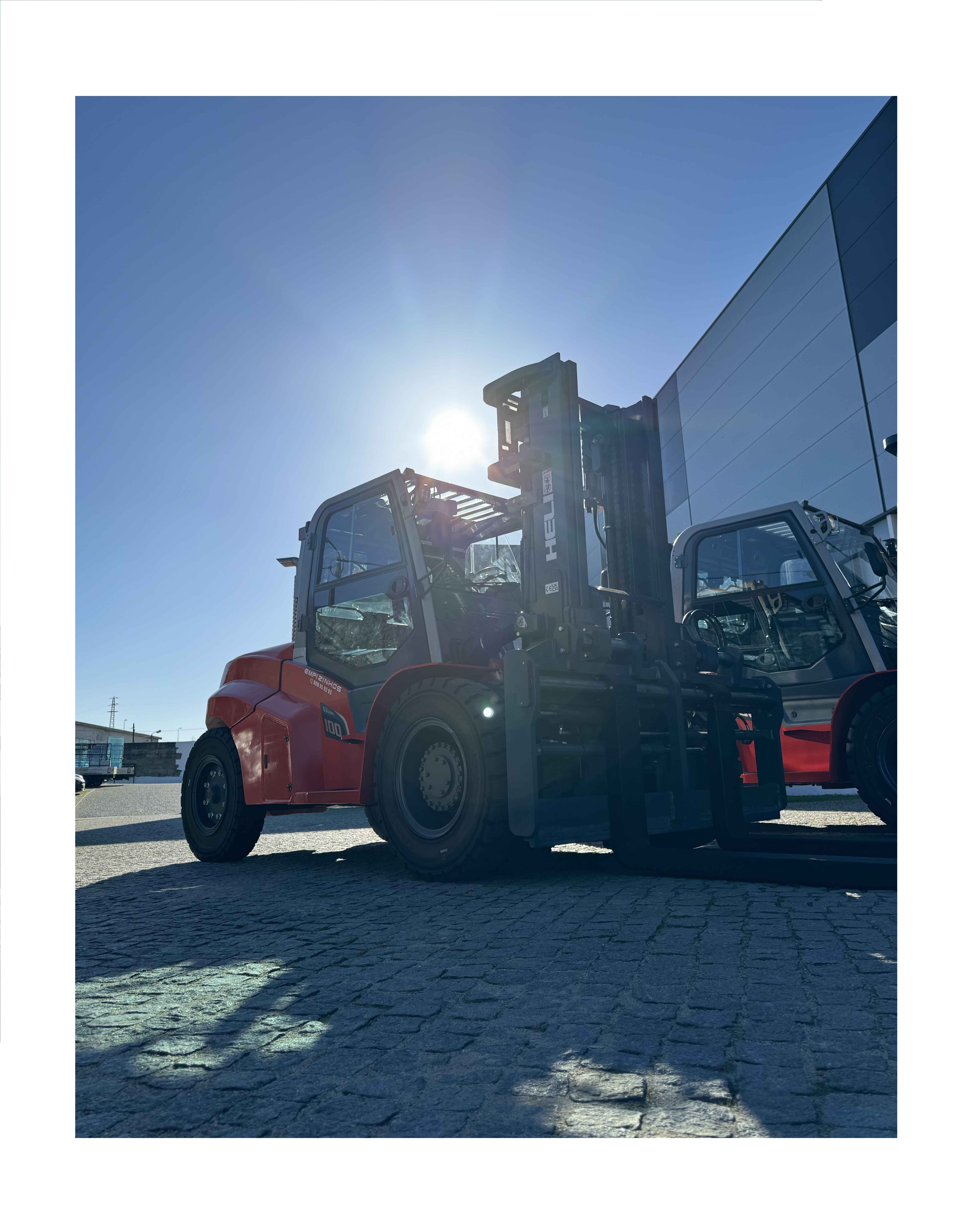 Os empilhadores HELI série G3 de 10 toneladas destacam-se pela eficiência energética, robustez e conforto.