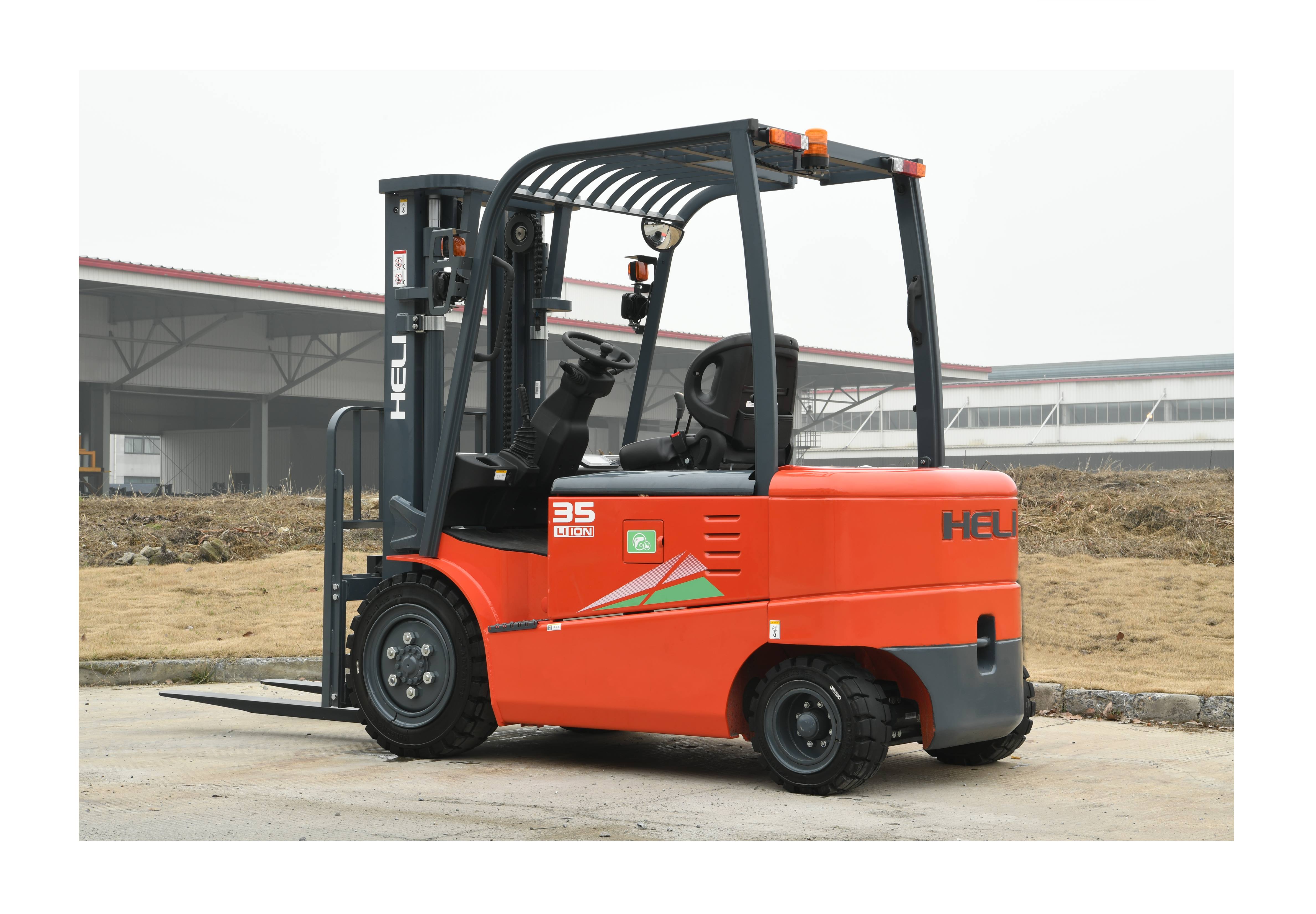 Empilhadores HELI com bateria de lítio oferecem eficiência energética e uma operação sustentável.