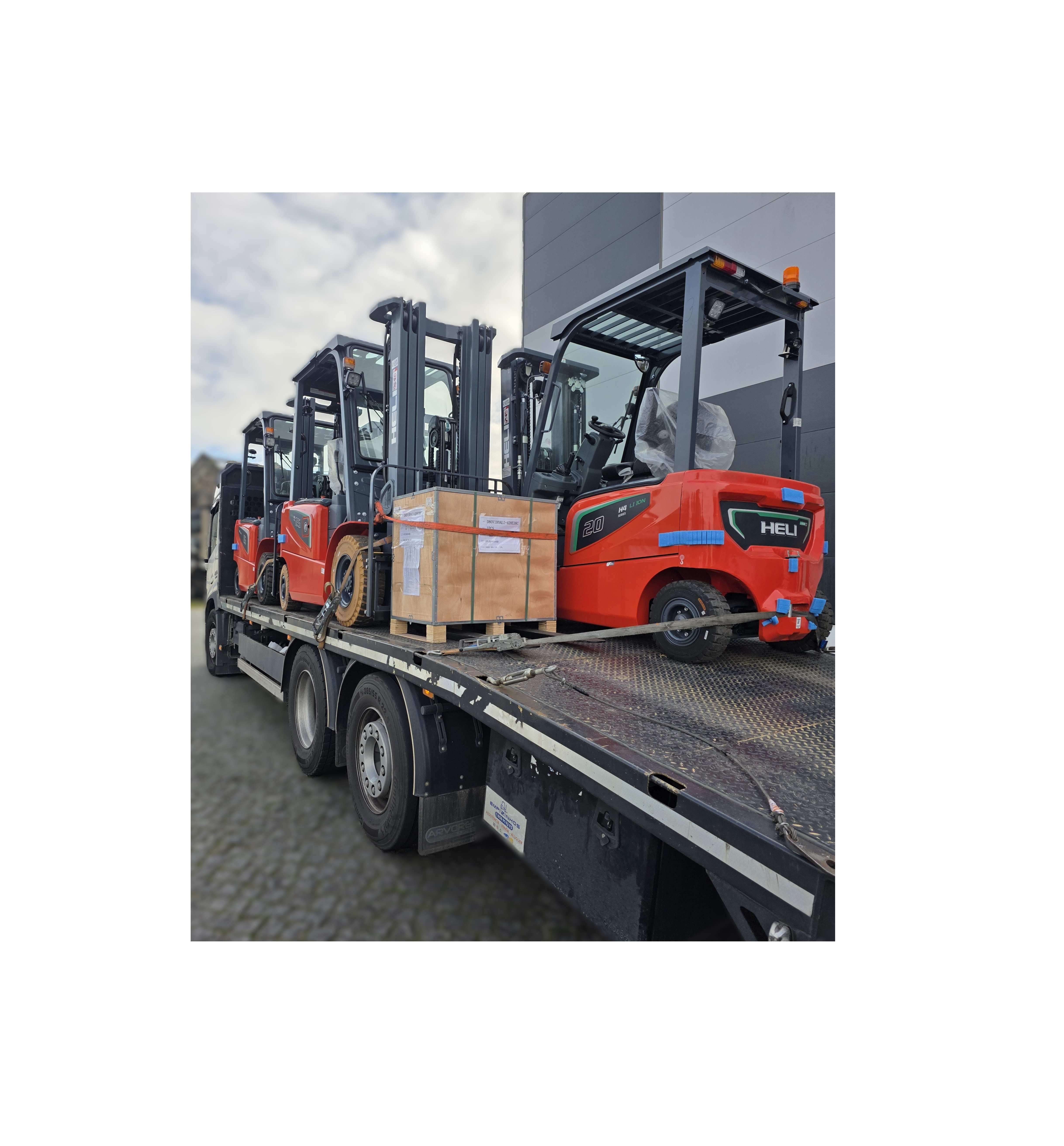 Tudo pronto para o fim de semana: empilhadores enviados e clientes satisfeitos.