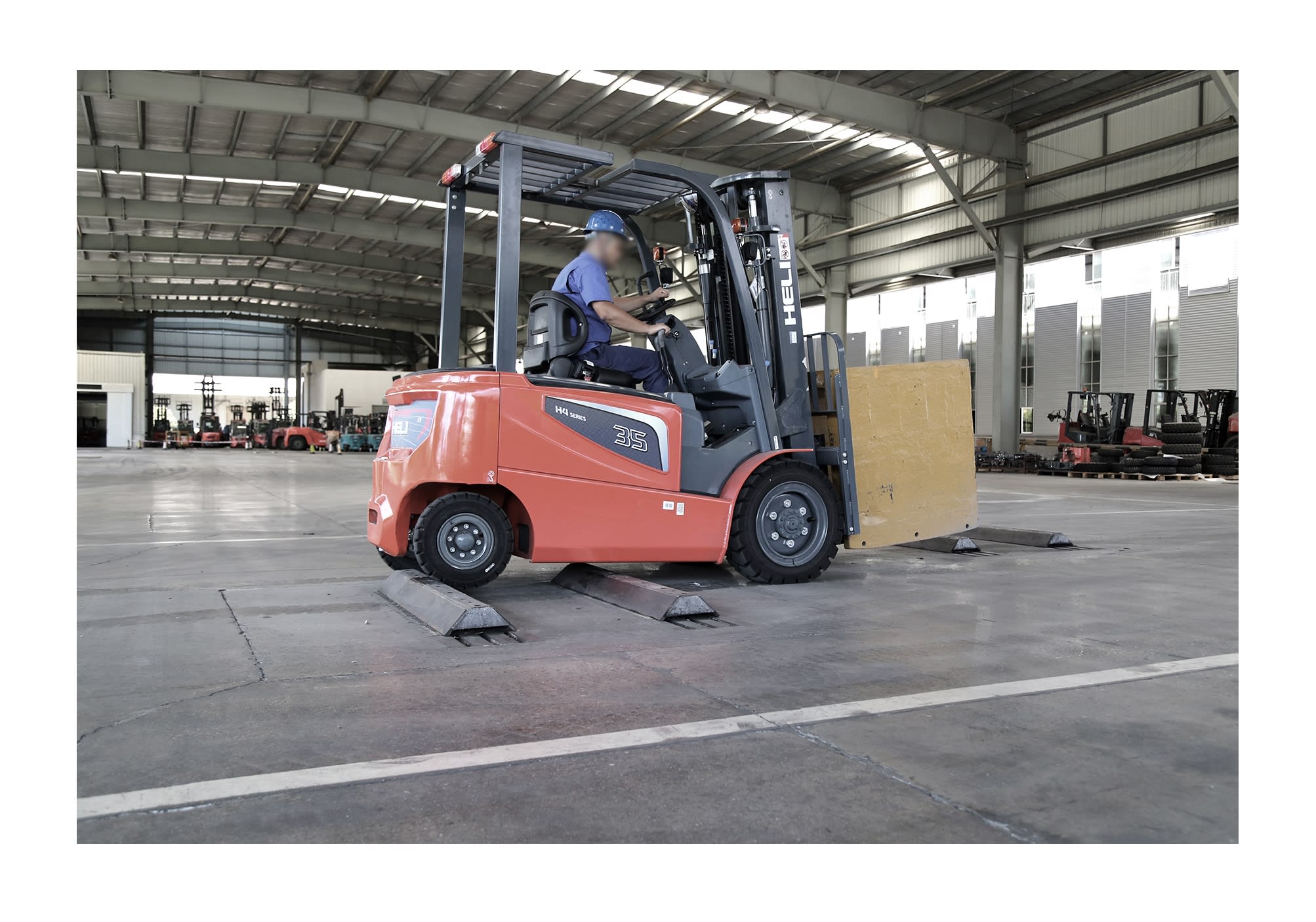 Empilhadores HELI passam por rigorosos testes de segurança para garantir a sua fiabilidade e proteção durante a operação.