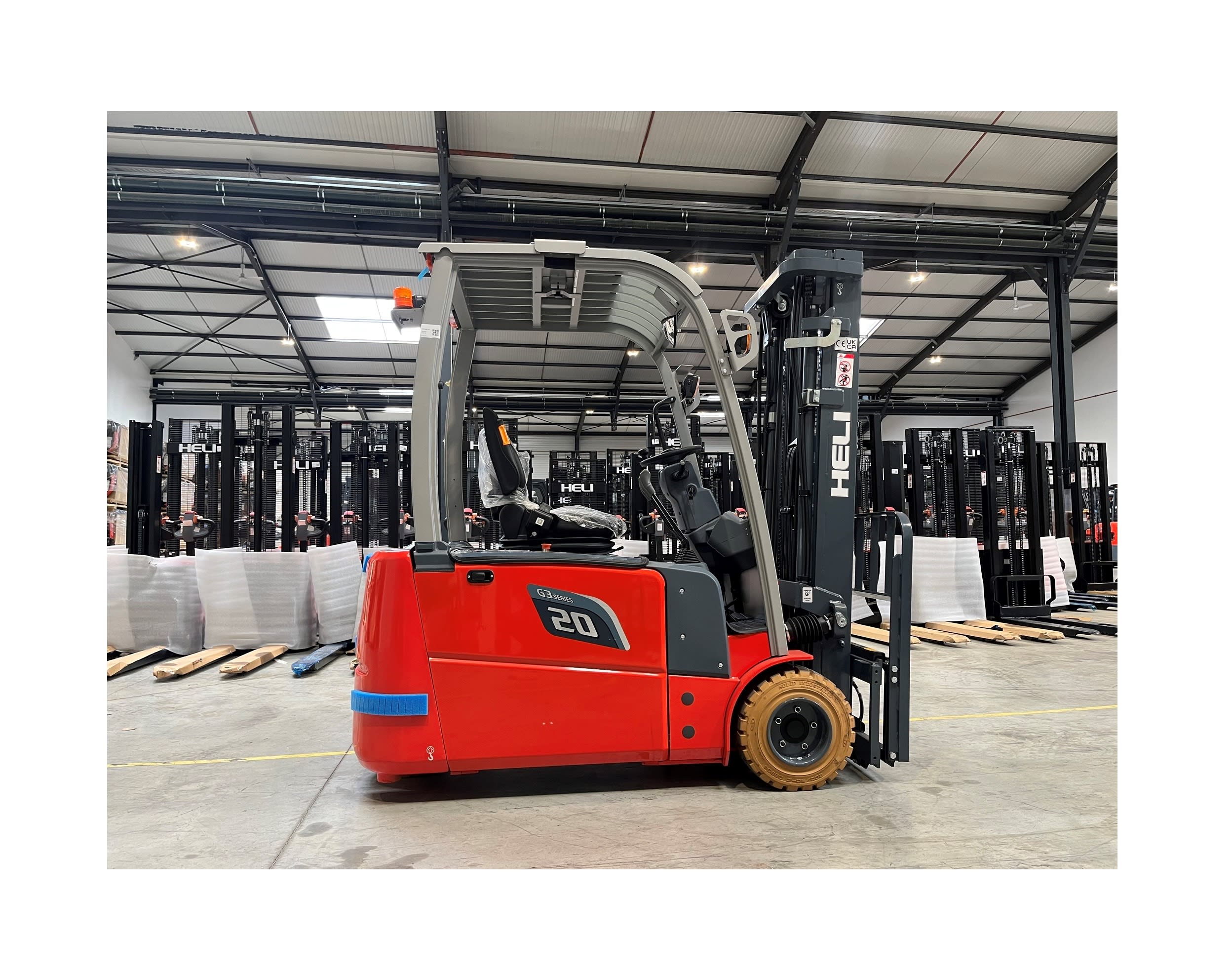 Empilhadores HELI da série G3 oferecem ergonomia e conforto, o design de 3 rodas permite um espaço maior para o operador, melhorando a ergonomia.