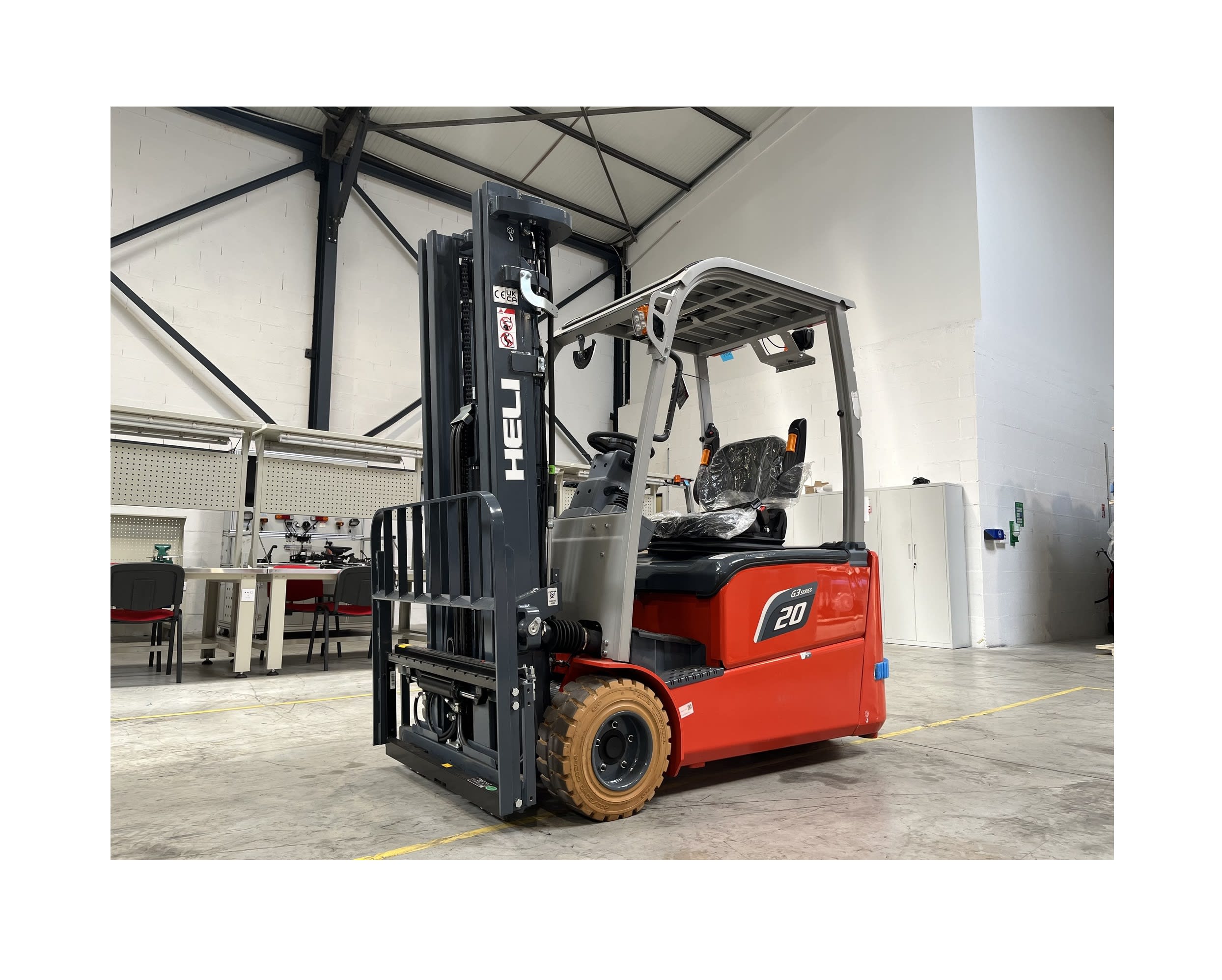 Empilhadores HELI da série G3 destacam-se por sua versatilidade, adequados para uso tanto em ambiente internos como externos.