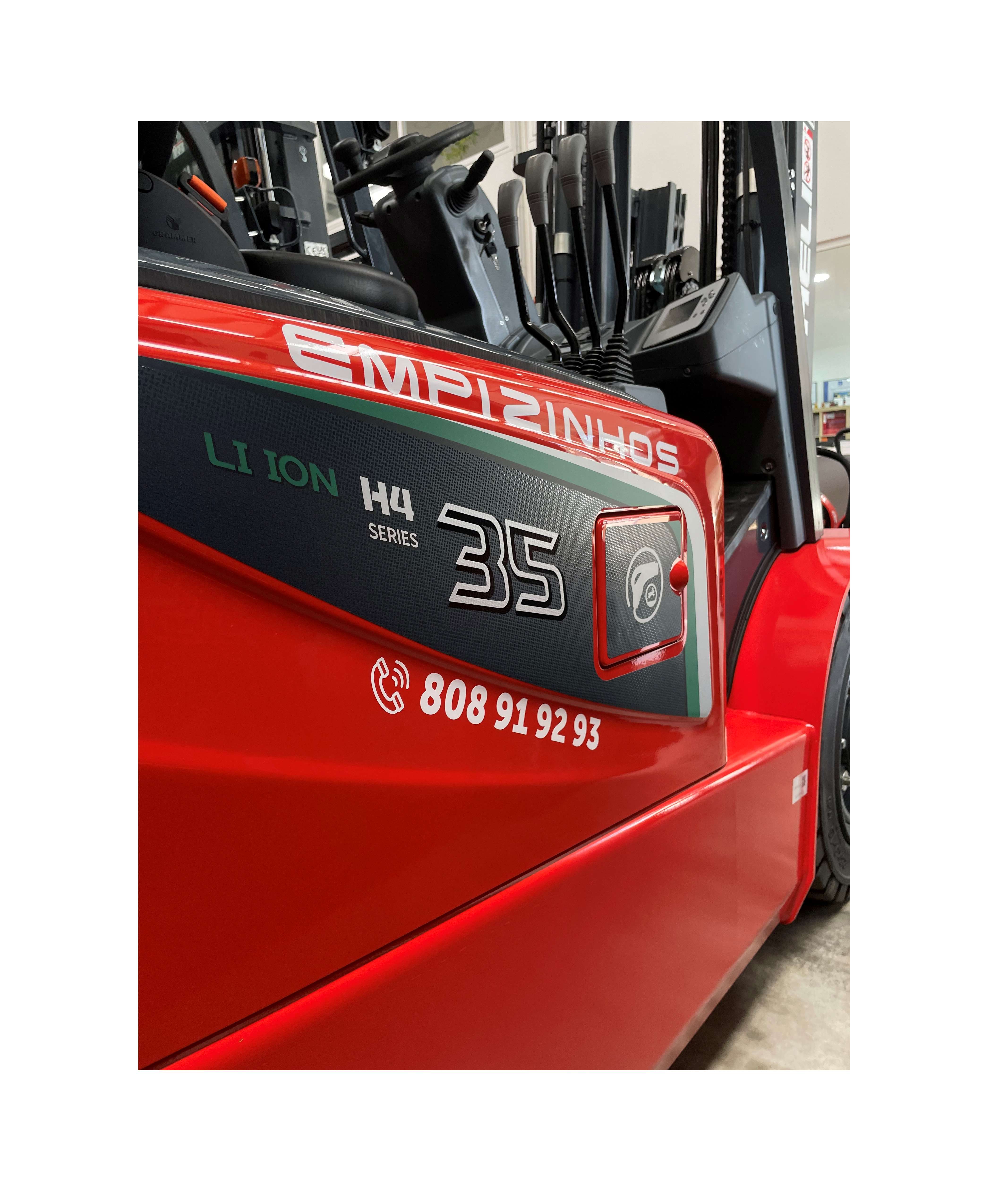 O empilhador HELI de 3.5 toneladas com bateria de lítio oferece uma solução eficiente e ecológica para operações de movimentação de cargas pesadas.