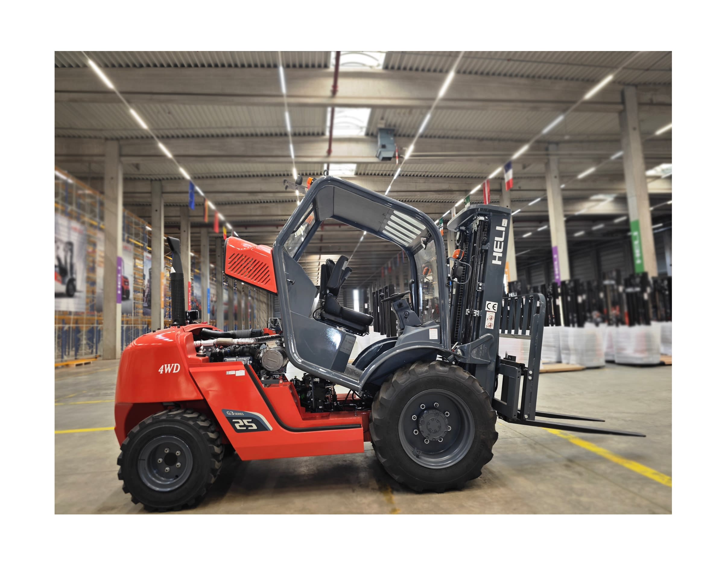 O novo empilhador compacto da série G3, ideal para terrenos acidentados, já está disponível!