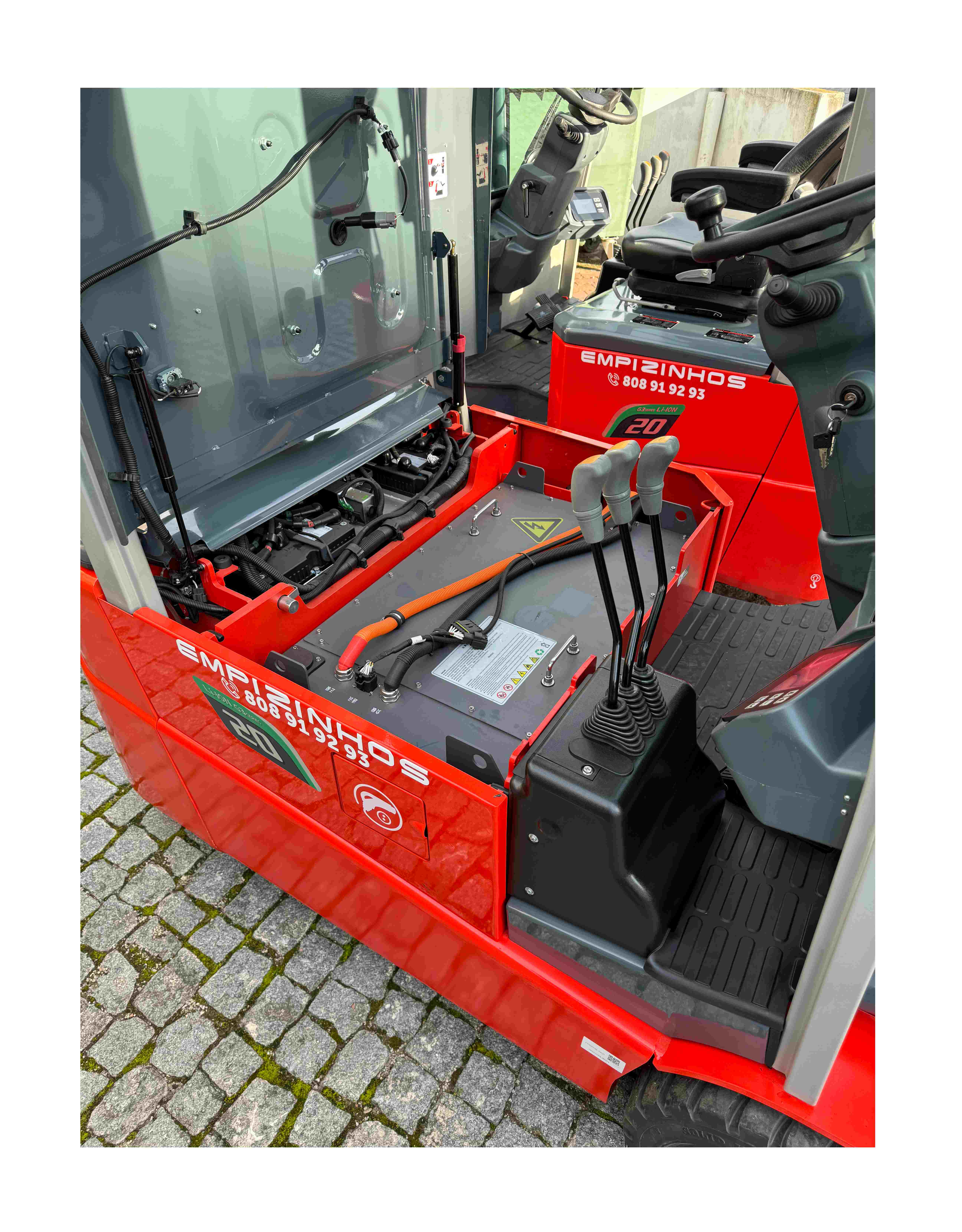 Empilhadores HELI com baterias de lítio oferecem eficiência, sustentabilidade e potência para a sua operação.