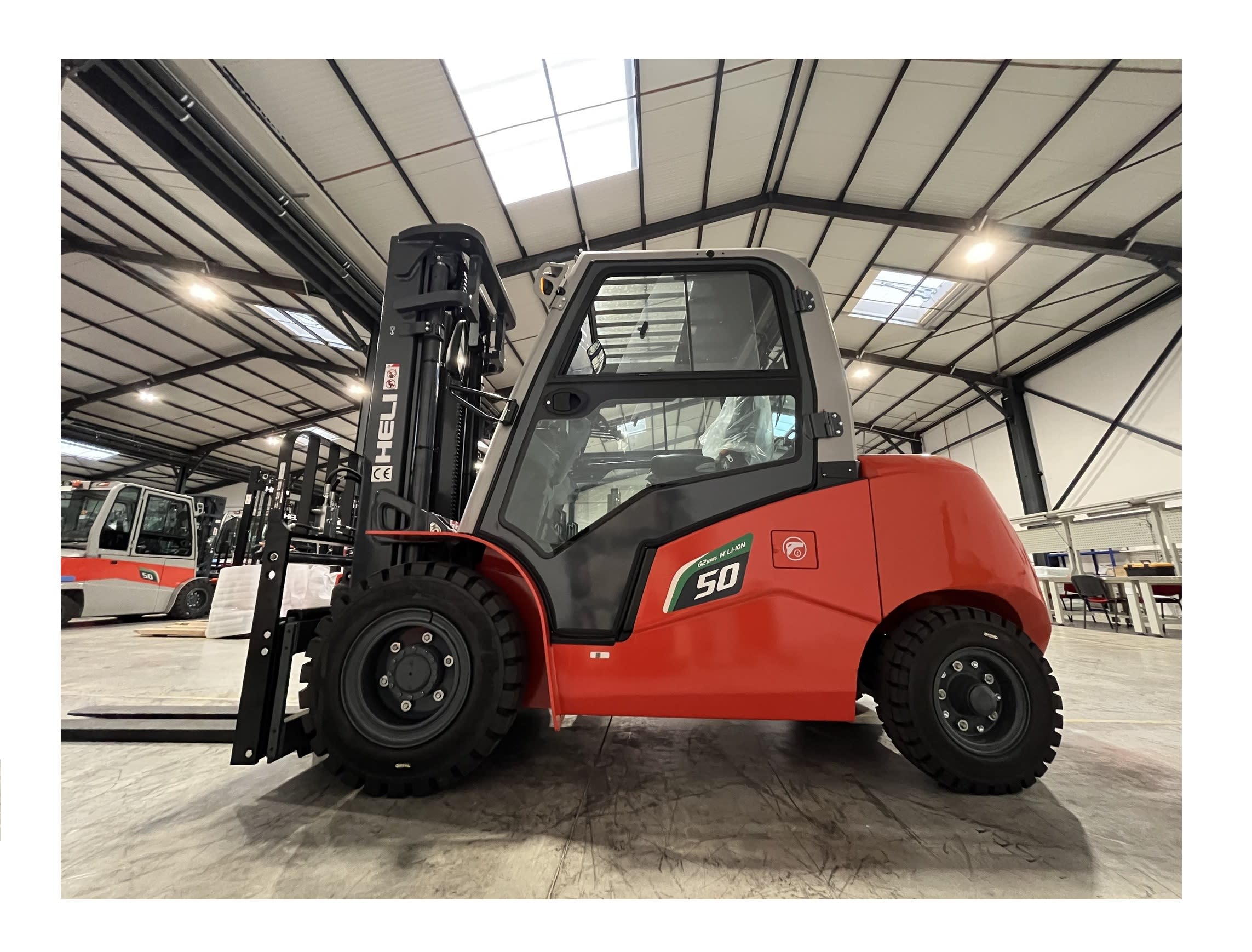 Empilhador HELI da série G2 de 5 toneladas a lítio, combina potência e sustentabilidade para operações robustas e eficientes.