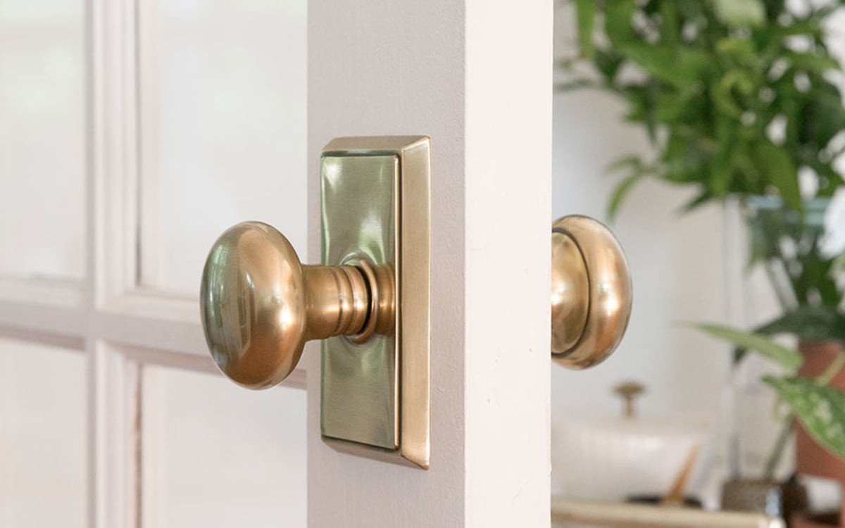 Providence Door Set with Round Brass Knobs Privacy in Antique Brass.  Doorsets. - Doorknobs 