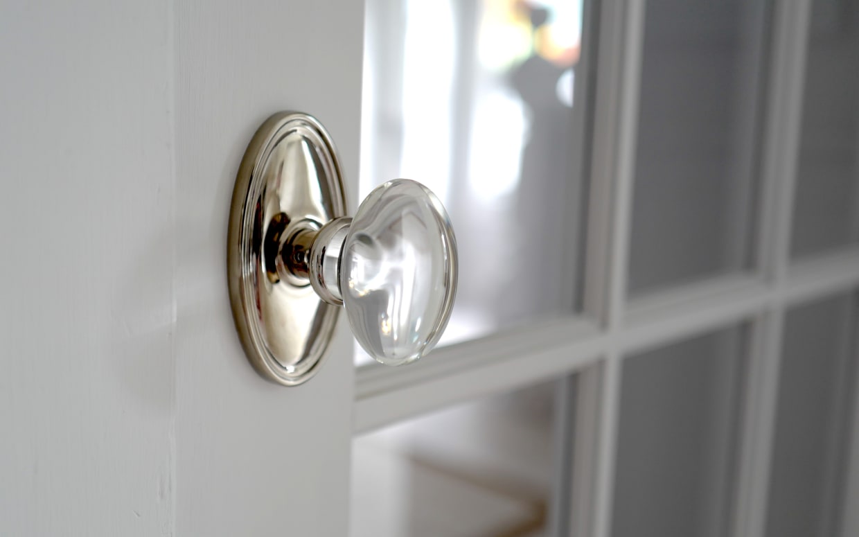 Emtek 8220-AS-US7 Astoria Clear Crystal Door Knob Privacy Set With Oval  Rosette French Antique 