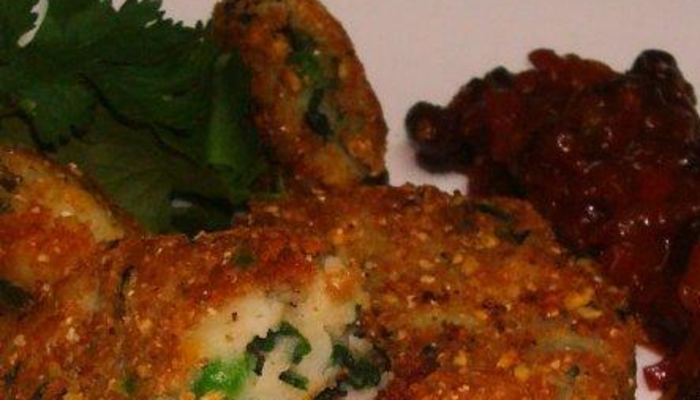 Torticas de Papa Sabzi tikki con Chutney de Tomate