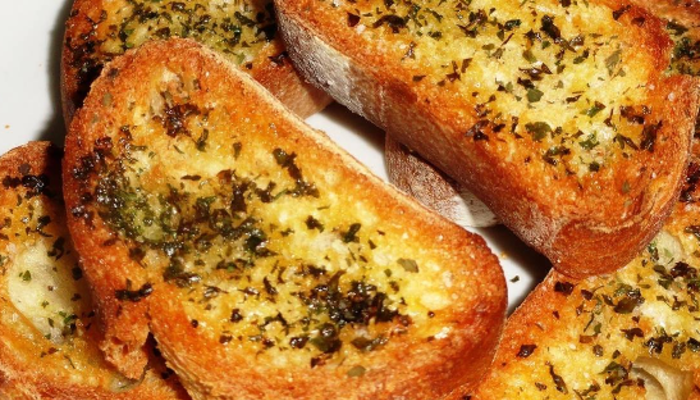 Tostadas de Pan con Orégano y Perejil