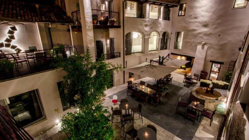 Courtyard at Uve Rooms, La Morra
