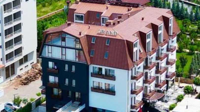 Grand Hotel Pogradec exterior