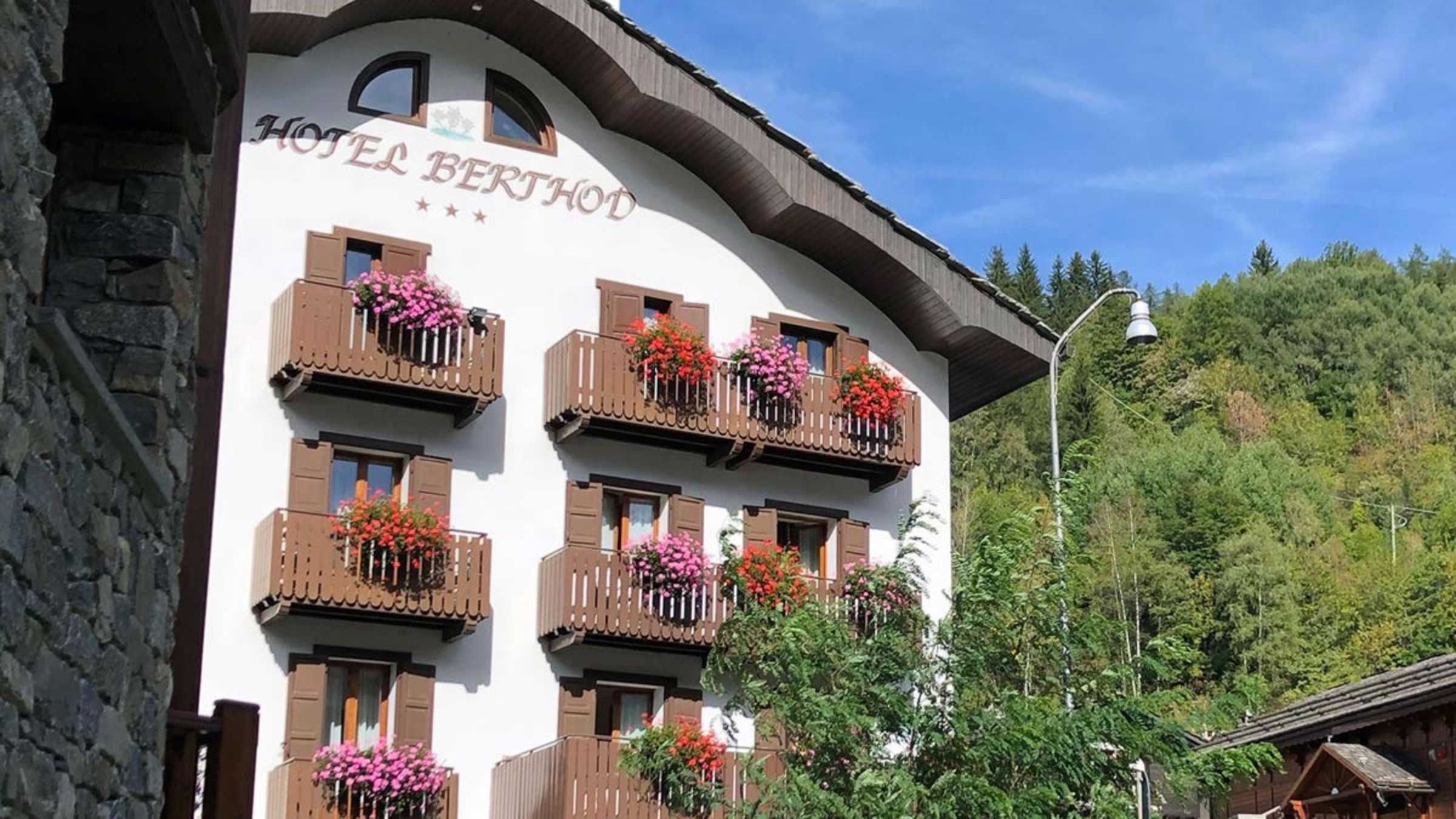Val Ferret: Bonatti Hut to Courmayeur