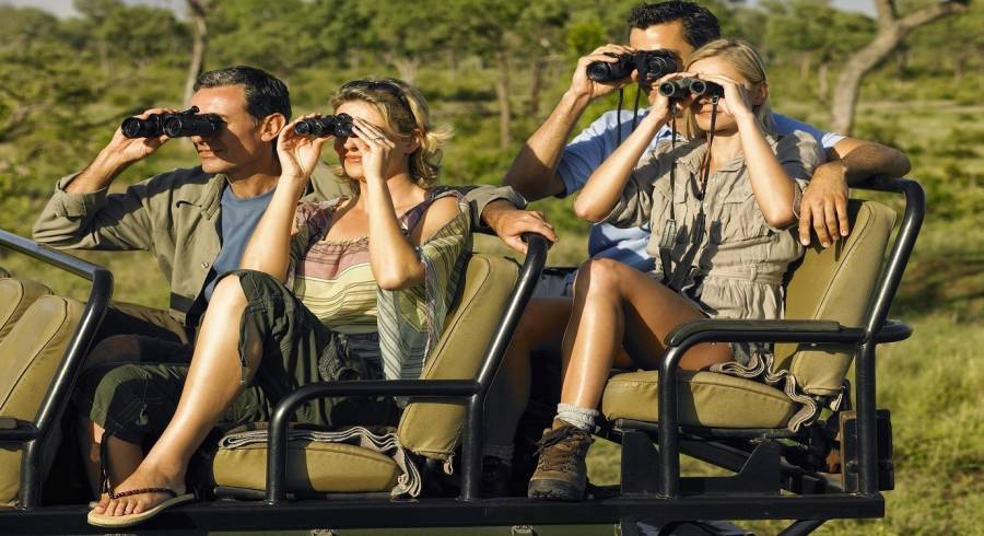 https://res.cloudinary.com/enchanting/f_auto%2Cq_70%2Cw_900%2Ch_490%2Cc_fill/et-web/2015/06/Group-of-tourists-sitting-in-jeep-and-looking-through-binoculars-Kruger-National-Park-Africa-shutterstock_145428859.jpg