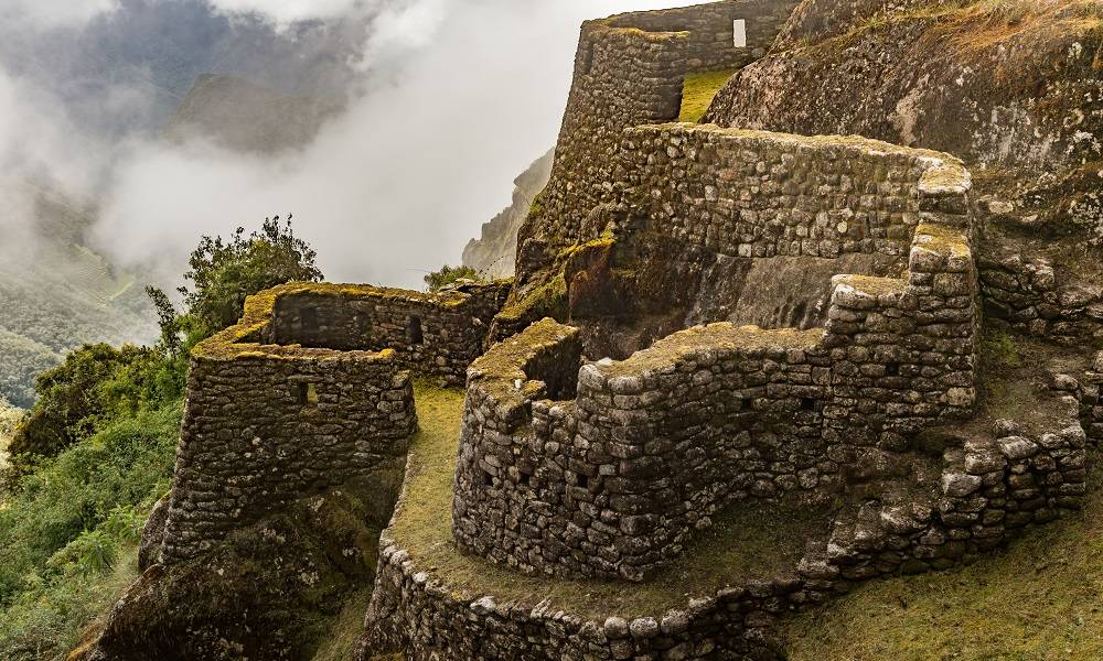 Ruinen der Festung Runkurakay am Inka-Pfad nach Machu Picchu in Peru, Südamerika